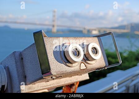 La visite extérieure de l'équipement du télescope avec cityscape background Banque D'Images