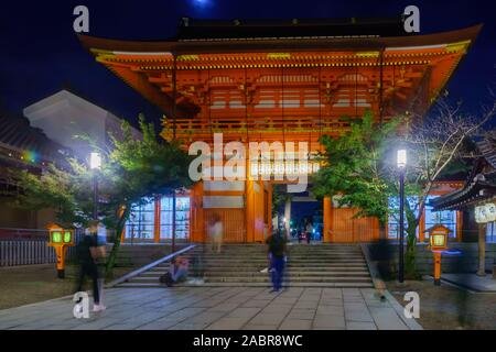 Kyoto, Japon - 8 octobre, 2019 : vue de la nuit de la porte principale de la Yasaka, avec les visiteurs, à Kyoto, Japon Banque D'Images