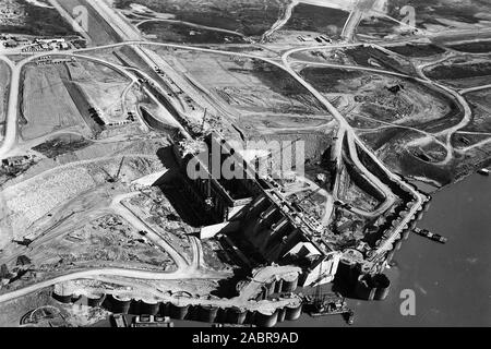 Photo aérienne de la construction du barrage à Barkley à Kuttawa, Ky., prises le 12 novembre 1963. Le U.S. Army Corps of Engineers du District de Nashville a géré ce projet de construction sur la rivière Cumberland au point milliaire 30,6. Le District de Nashville invite le public à assister à la commémoration du 50e anniversaire 11 heures, 20 août 2016, à l'évacuateur de refuge au-dessous du barrage. Le projet est nommé d'après la fin de l'Alben W. Barkley, procureur, juge de comté, sénateur des États-Unis, et 35e vice-président des États-Unis. Banque D'Images