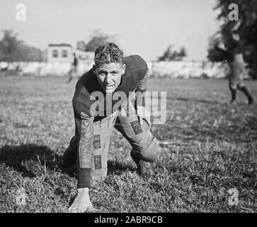 Début des années 1900, joueur de football américain pose pour une photo ca. 1922 Banque D'Images