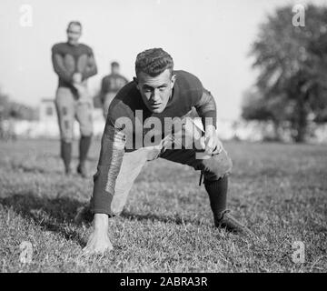 Début des années 1900, joueur de football américain pose pour une photo ca. 1922 Banque D'Images