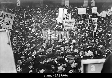 Grande foule des socialistes à Union Square New York - 1 mai 1912 Banque D'Images