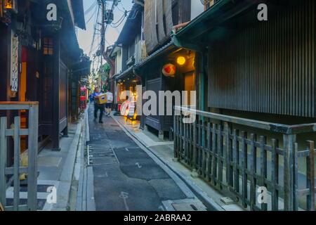 Kyoto, Japon - 9 octobre, 2019 : Scène de la rue Kiyamachi Dori, avec les habitants et visiteurs, à Kyoto, Japon Banque D'Images