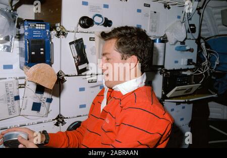 (9 - 20 Jan 1990) --- L'astronaute James D. Wetherbee, pilote, n'ayant plus de place sur vos étagères, utilise sa bouche pour temporairement "park" une cuillère pendant l'heure du repas les préparatifs sur la mi-pont de la Terre en orbite de la navette spatiale Columbia. Il se prépare à ouvrir un peut tout en un paquet de tortillas flotte dans l'avant-plan. Banque D'Images