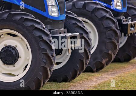 Une rangée de tracteurs alignés sur l'affichage à l'exposition agricole d'un pays Banque D'Images