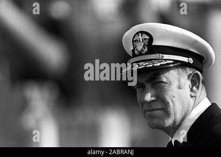 Dans ce fichier photo prise le 30 décembre 1986, le SMA. Frank B. Kelso II, commandant en chef de la flotte de l'Atlantique des États-Unis, tours le cuirassé USS Iowa (BB 61). Kelso, 79, est mort dimanche, 23 juin 2013, à la suite de blessures subies lors d'une chute en début de semaine. Kelso, originaire de Fayetteville, au Tennessee, a servi comme chef des opérations navales du 29 juin, 1990 jusqu'au 23 avril 1994. Banque D'Images