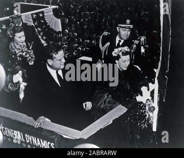 Dans ce fichier photo prise le 21 janvier 1954, première dame Mamie Eisenhower baptise le sous-marin nucléaire USS Nautilus (SSN 571). Banque D'Images