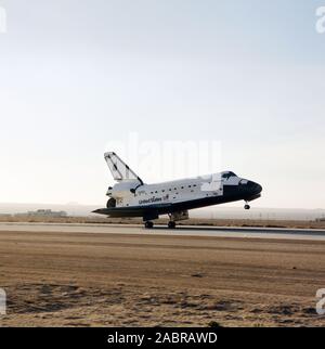 (29 avril 1990) --- La navette spatiale Discovery fait un atterrissage en douceur sur la piste à Edwards Air Force Base à remplir une mission de cinq jours. Il s'agissait d'un vol orbital de la Terre au cours de laquelle le télescope spatial Hubble (HST) a été envoyée vers ses 15 ans de la mission. L'atterrissage s'est terminé à 18:51 (PDT), le 29 avril 1990. À l'intérieur de l'engin spatial pour la mission STS-31 ont été astronautes Loren J. Shriver, Charles F. Bolden, Bruce McCandless II, Kathryn D. Sullivan et Steven A. Hawley. Banque D'Images