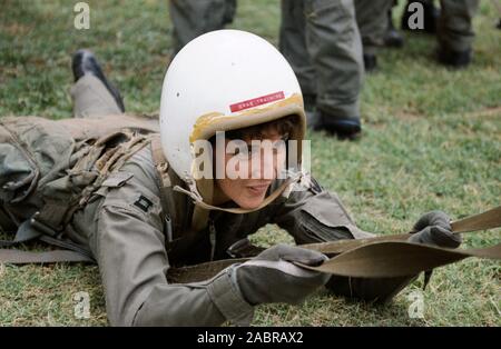 (29-31 juillet 1990) --- Nancy J. Sherlock, l'un des 23 candidats astronautes qui a commencé une année de formation et d'évaluation en juillet, participe à l'une des nombreuses séances de formation à la survie d'un Vance Air Force Base. Sherlock s'apprête à prendre part à la formation de parachutisme faites glisser. L'ensemble du cours est destiné à familiariser les stagiaires avec les procédures à suivre en cas d'éjection d'urgence d'un avion à réaction. Banque D'Images