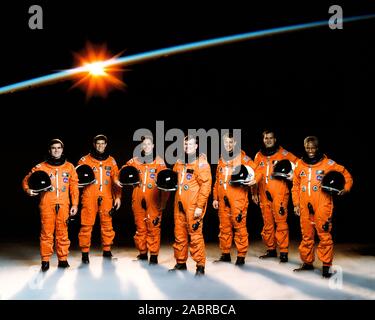 (Décembre 1990) --- la NASA STS-39, les membres d'équipage à porter leur pression partielle de lancement et de rentrée, pose pour portrait traditionnel. De gauche à droite sont des astronautes Charles L. (Lacy) Veach, Donald R. McMonagle, Gregory J. Harbaugh, Michael L., L. Blaine Hammond Jr., Richard J. Hieb et Guion S. Bluford Jr Coats est commandant de mission ; Hammond, pilote, et les autres sont des spécialistes de mission. Banque D'Images