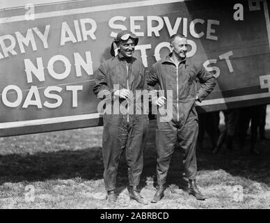 McReady et Kelly, qui a pris l'avion d'un bout à l'autre sur le vol sans escale de ca. 1923 Banque D'Images