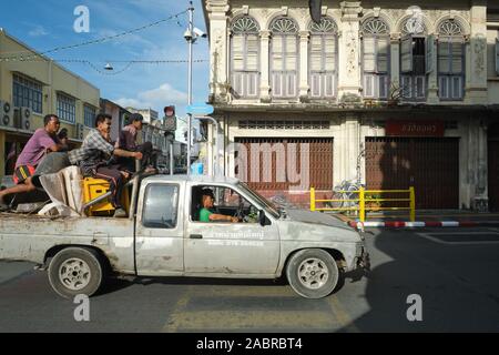 Battre un camion pick-up avec les travailleurs du Myanmar passe une vieille maison de style sino-portugais de Yaowarat Road ; Vieille Ville, la ville de Phuket, Thaïlande Banque D'Images