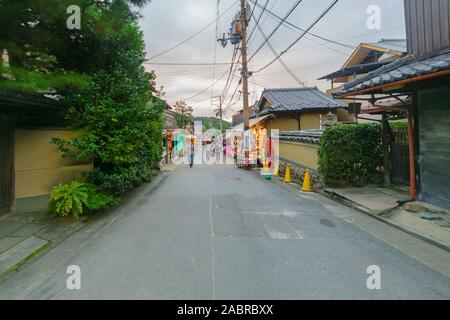 Kyoto, Japon - 10 octobre 2019 : scène de l'Ginkakuji-n Street, avec les habitants et visiteurs, à Kyoto, Japon Banque D'Images