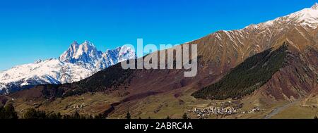 Guet antique et un village de Svaneti, la Géorgie sur fond de montagne enneigée des pics. L'établissement rural dans une vallée de montagne. Mountain paysag Banque D'Images