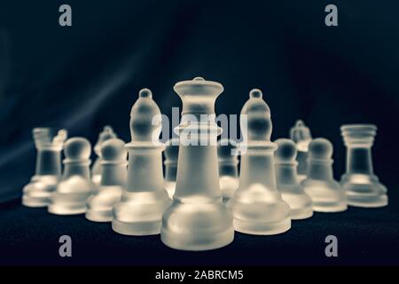 La Reine blanche menant la charge des échecs Banque D'Images