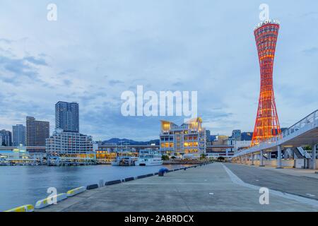 Kobe, Japon - 11 octobre 2019 - Vue du coucher de soleil du Port, à l'Kobe port Tower et d'autres repères, à Kobe, Japon Banque D'Images