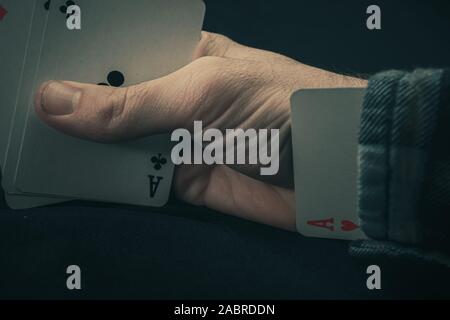Tricher aux jeux de cartes avec un as dans la Manche Banque D'Images