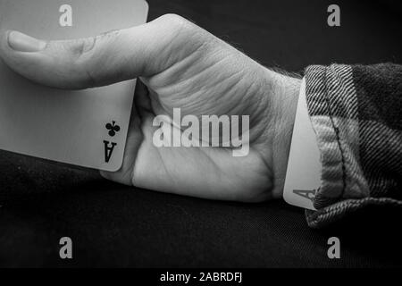 Tricher aux jeux de cartes avec un as dans la Manche Banque D'Images