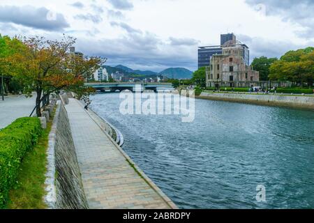 Hiroshima, Japon - 12 octobre 2019 : vue sur le dôme de la Bombe Atomique, avec les habitants et visiteurs, à Hiroshima, Japon Banque D'Images