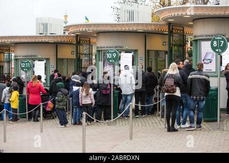 Göteborg, Suède. 2e Nov, 2019. Les gens restent debout dans les files d'attente à la billetterie de la Scandinavie, le plus grand parc d'attractions situé à Göteborg. Le parc propose l'aventure, de la musique, des jeux, de la bonne nourriture et de beaux jardins. Credit : Karol Serewis SOPA/Images/ZUMA/Alamy Fil Live News Banque D'Images