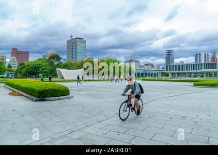 Hiroshima, Japon - 12 octobre 2019 - Vue sur le parc de la paix, avec les visiteurs, à Hiroshima, Japon Banque D'Images