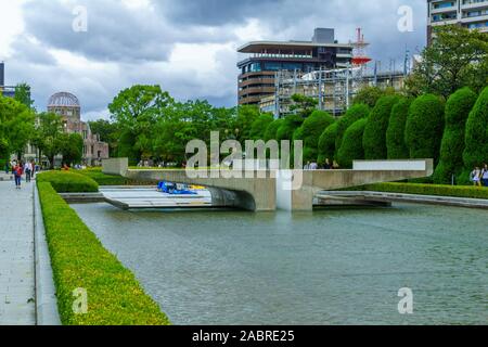 Hiroshima, Japon - 12 octobre 2019 - Vue sur le parc de la paix, avec les visiteurs, à Hiroshima, Japon Banque D'Images