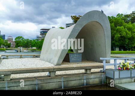 Hiroshima, Japon - 12 octobre 2019 - Vue sur le parc de la paix, avec les visiteurs, à Hiroshima, Japon Banque D'Images