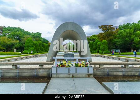 Hiroshima, Japon - 12 octobre 2019 - Vue sur le parc de la paix, avec les visiteurs, à Hiroshima, Japon Banque D'Images