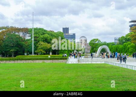 Hiroshima, Japon - 12 octobre 2019 - Vue sur le parc de la paix, avec les visiteurs, à Hiroshima, Japon Banque D'Images