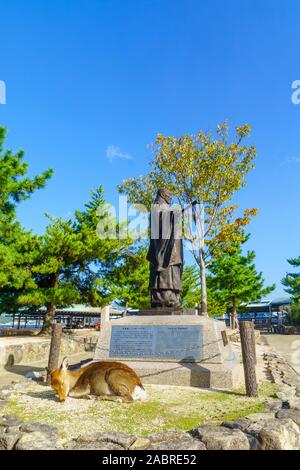 Miyajima, JAPON - 13 octobre 2019 : Monument de Taira no Kiomori, et un cerf sacré, dans l'île d'Itsukushima (Miyajima), Japon Banque D'Images