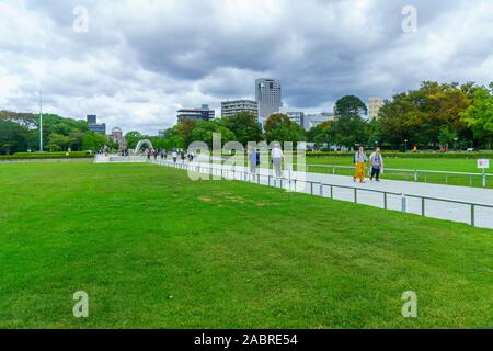 Hiroshima, Japon - 12 octobre 2019 - Vue sur le parc de la paix, avec les visiteurs, à Hiroshima, Japon Banque D'Images