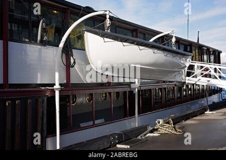 Le bateau à vapeur TSS Earnslaw et bateau la vie, amarré à un quai à Queenstown, Nouvelle-Zélande Banque D'Images