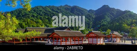 Miyajima, JAPON - 13 octobre 2019 - Vue panoramique sur le sanctuaire d'Itsukushima, à marée basse, avec les visiteurs, dans l'île d'Itsukushima (Miyajima), Japon Banque D'Images