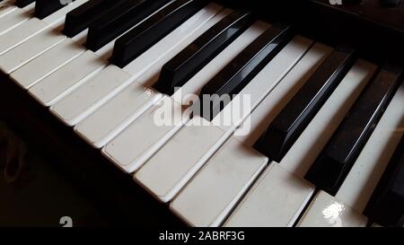 Close up de clavier de piano moderne. Banque D'Images