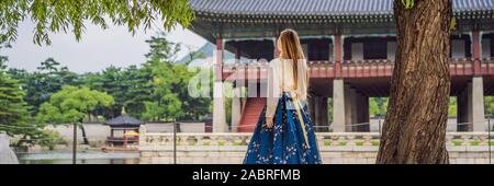 Young caucasian woman en costume traditionnel coréen national hanbok voyage Corée du concept. Vêtements coréen national. Divertissement pour les touristes - essayer Banque D'Images