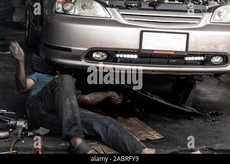 Bangkok, Thaïlande - 15 novembre, 2019 : Un mécanicien répare/suspension de la voiture à la réparation du garage. Focus sélectif. Banque D'Images