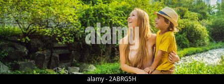 Mère et fils les touristes à Cheonggyecheon Stream à Séoul, Corée. Cheonggyecheon Stream est le résultat d'un vaste projet de renouvellement urbain. Billet à la Corée Banque D'Images