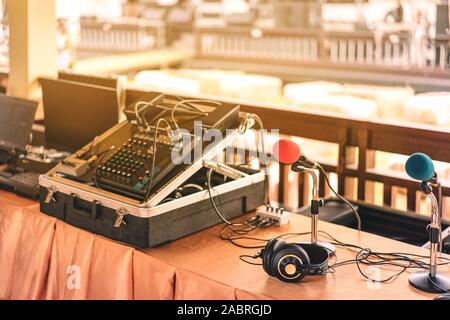 Deux microphones avec éponges rouges et bleus sur un support placé avec écouteurs sur la table avec l'image du barbouillage du technicien audio a été l'installation et le sev Banque D'Images