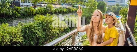 Mère et fils les touristes à Cheonggyecheon Stream à Séoul, Corée. Cheonggyecheon Stream est le résultat d'un vaste projet de renouvellement urbain. Billet à la Corée Banque D'Images