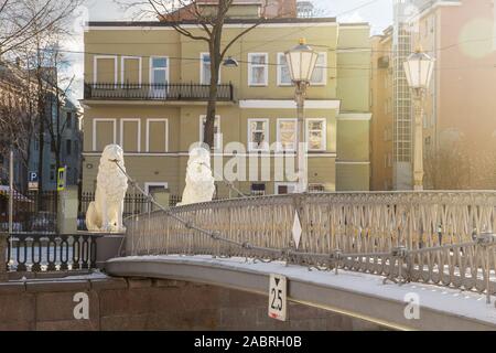 Sculptures de lions sur le Lion Pont sur canal Griboïedov, un ancien pont suspendu piétonnier construit en 1826. Saint-pétersbourg, Russie Banque D'Images