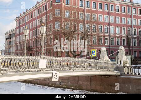 Lion Pont sur le Canal Griboïedov, un vieux pont suspendu piétonnier construit en 1826. Saint-pétersbourg, Russie Banque D'Images