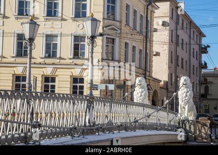 Sculptures de lions sur le Lion Pont sur canal Griboïedov, ancien pont suspendu piétonnier construit en 1826. Saint-pétersbourg, Russie Banque D'Images