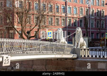 Sculptures de Lion les lions sur le pont sur le Canal Griboïedov, un ancien pont suspendu piétonnier construit en 1826. Saint-pétersbourg, Russie Banque D'Images