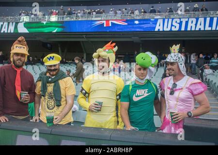 Adelaide, Australie, 29 novembre 2019. Fans de cricket australien habillés comme des personnages de bande dessinée dans une atmosphère joviale, le jour d'ouverture de la 2e journée de domaine test de nuit entre l'Australie et le Pakistan à l'Adelaide Oval. L'Australie mène 1-0 dans la série 2 .match Crédit : amer ghazzal/Alamy Live News Banque D'Images