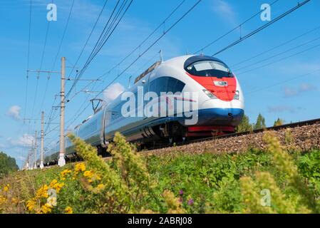 LENINGRAD REGION, Russie - le 10 août 2019 : le chef de la voiture moderne en train à grande vitesse Sapsan EVS1-13 close-up sous le soleil d'août 24. Former mo Banque D'Images