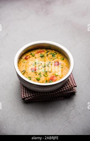 Masala de légumes, avoine khichadi servi dans un bol. Attention sélective Banque D'Images