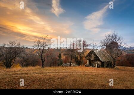 Paysage magnifique de la Transylvanie, Roumanie l'automne sur une maison et une grange en ruine à Bran, Brasov Viscri vue aérienne Banque D'Images