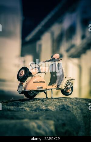 Années 50 Vespa modèle d'étain dans un contexte réel Banque D'Images