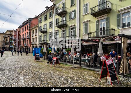 Restaurants dans la Grande Place, la place principale de Locarno avec ses maisons colorées typiques. Locarno, Tessin, Suisse, octobre 2019 Banque D'Images