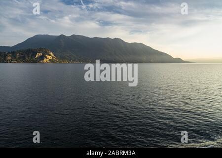 Vue panoramique sur le Lac Majeur au coucher du soleil, le ferry boat cruising Luino à Stresa, Piémont, Italie Banque D'Images